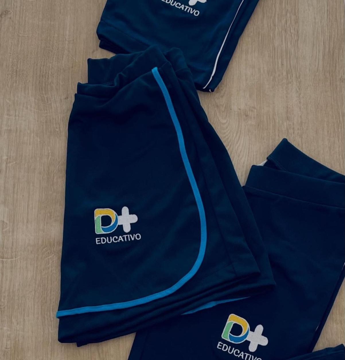 Shorts azul marinho do D+ Educativo com vivo azul claro